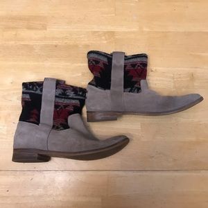 Toms women’s tan suede booties with tribal print size 9